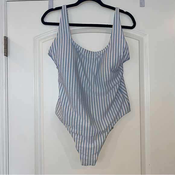 Old Navy Striped Seersucker One-Piece Swimsuit - Picture 3 of 4